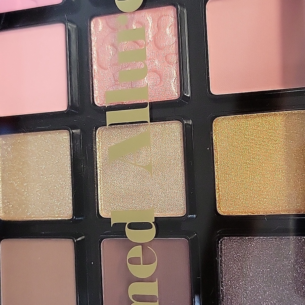 Beauty Trends Untamed Alluew Leopard 24 Eyeshadow Palette New Sealed Box - Picture 3 of 6